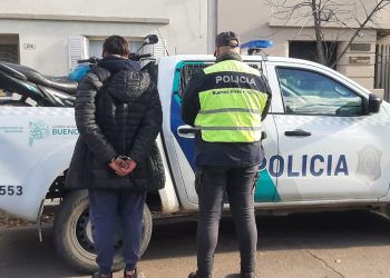 LE ROMPIÓ EL PARABRISAS DEL AUTO A OTRA PERSONA Y QUEDÓ APREHENDIDO