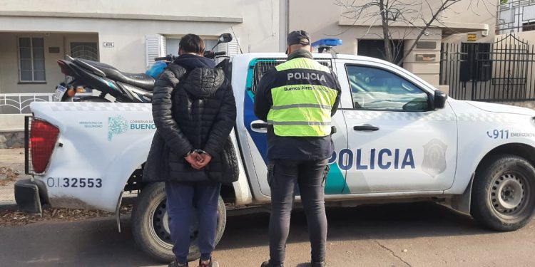 LE ROMPIÓ EL PARABRISAS DEL AUTO A OTRA PERSONA Y QUEDÓ APREHENDIDO