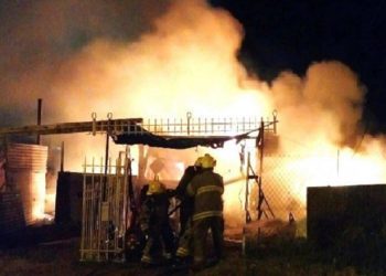 EL FUEGO ARRASÓ CON LA CASA DE UNA FAMILIA QUE PERDIÓ TODO