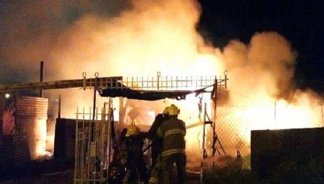 EL FUEGO ARRASÓ CON LA CASA DE UNA FAMILIA QUE PERDIÓ TODO