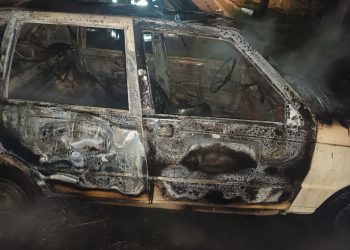 INCENDIO DE UN AUTO DENTRO DE UN ESTACIONAMIENTO