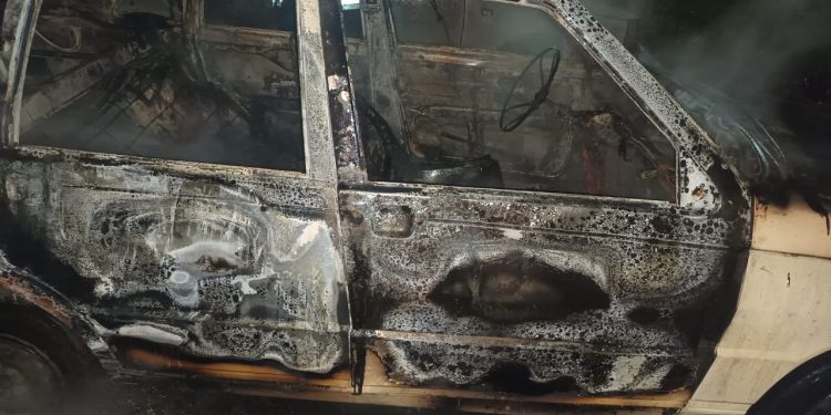 INCENDIO DE UN AUTO DENTRO DE UN ESTACIONAMIENTO