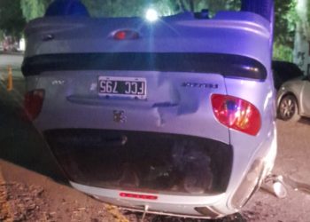 PERDIÓ EL CONTROL DE SU AUTO Y TERMINÓ VOLCANDO