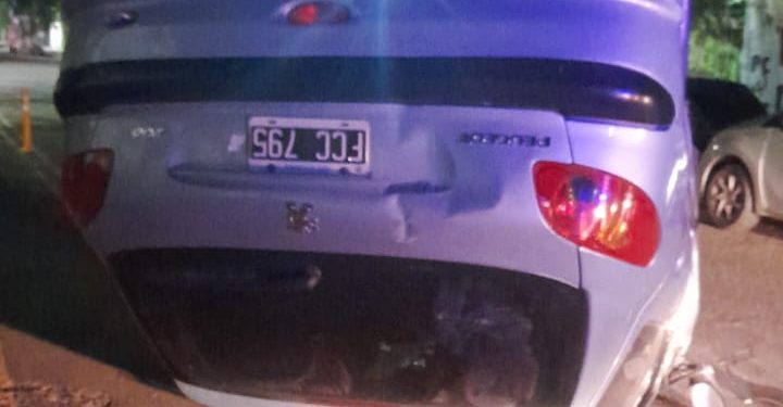 PERDIÓ EL CONTROL DE SU AUTO Y TERMINÓ VOLCANDO