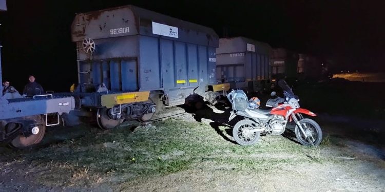 SE SALVARON DE MILAGRO AL IMPACTAR CONTRA UNA FORMACIÓN DE TREN