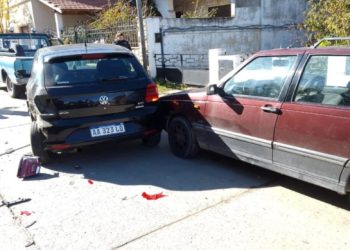 TRES AUTOS INTERVINIERON EN UN CHOQUE Y UNO TERMINÓ VOLCADO