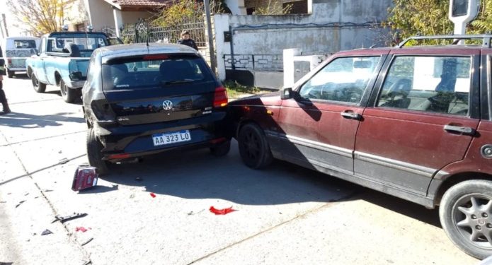 TRES AUTOS INTERVINIERON EN UN CHOQUE Y UNO TERMINÓ VOLCADO