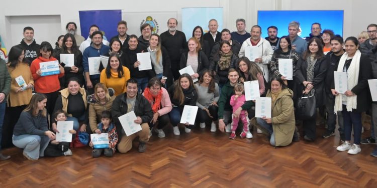 FAMILIAS BAHIENSES RECIBIERON CRÉDITOS PARA REFACCIONAR Y AMPLIAR SUS VIVIENDAS