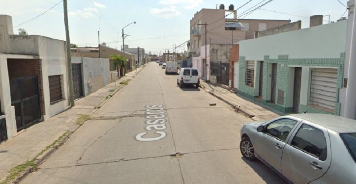 DELICUENTES ARMADOS GOLPEAN AL DUEÑO DE CASA PARA LLEVARSE DINERO Y JOYAS