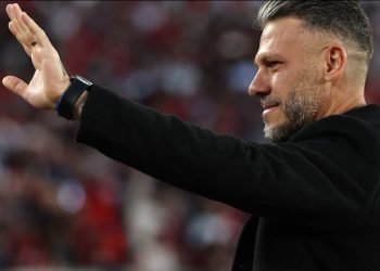 DEMICHELIS Y UN VIAJE POR LOS EXTREMOS EN MENOS DE UN MES: DE LOS SILBIDOS Y LAS DUDAS POR SU RIVER A LAS OVACIONES REPETIDAS EN EL MONUMENTAL