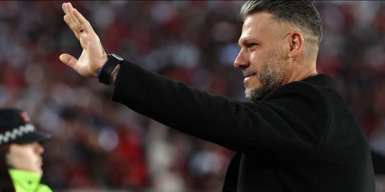 DEMICHELIS Y UN VIAJE POR LOS EXTREMOS EN MENOS DE UN MES: DE LOS SILBIDOS Y LAS DUDAS POR SU RIVER A LAS OVACIONES REPETIDAS EN EL MONUMENTAL