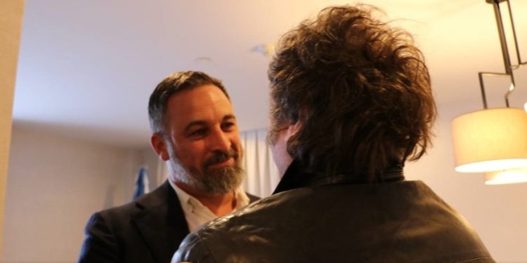 «¡HOLA AMIGO!», AFECTUOSO ABRAZO DEL PRESIDENTE, JAVIER MILEI, CON EL LÍDER DE VOX Y UNA ADVERTENCIA A LOS OPOSITORES