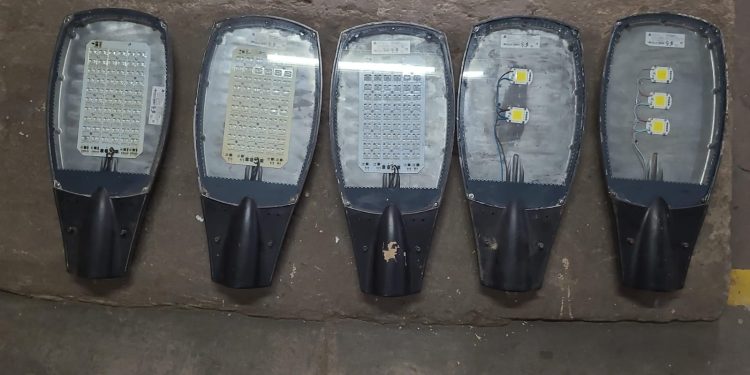 EN LA CÁRCEL DE SAAVEDRA REPARAN LUMINARIAS PÚBLICAS DEL MUNICIPIO LOCAL