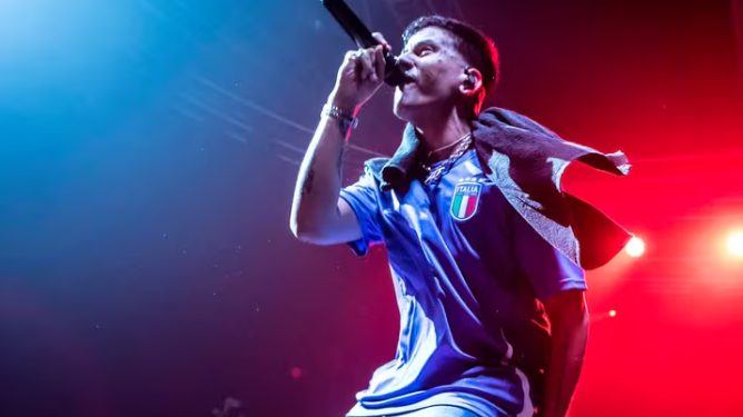 DUKI HIZO SU PRIMER SHOW EN ITALIA Y TUVO QUE PARAR EL CONCIERTO PARA ECHAR A UN FANÁTICO