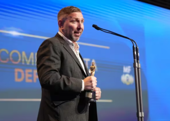 EMILIANO PINSÓN EMOCIONÓ CON SU DISCURSO EN EL MARTÍN FIERRO DE RADIO 2024: «ESTOY ENFERMO, SOY UN TIPO FELIZ Y AVANZO»