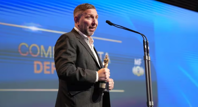 EMILIANO PINSÓN EMOCIONÓ CON SU DISCURSO EN EL MARTÍN FIERRO DE RADIO 2024: «ESTOY ENFERMO, SOY UN TIPO FELIZ Y AVANZO»