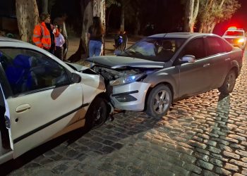 TRASLADARON A LOS TRES ACOMPÑANANTES DE UNA AUTOMOVILISTA QUE CHOCÓ EN EL BARRIO SAN MARTÍN