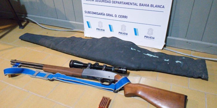 LE ENCONTRARON UNA CARABINA ADENTRO DE UN AUTO Y QUEDÓ APREHENDIDO