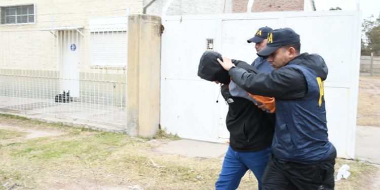 DICTAN PRISIÓN PREVENTIVA Y AGRAVAN CALIFICACIÓN LEGAL PARA EL SUBCOMISARIO