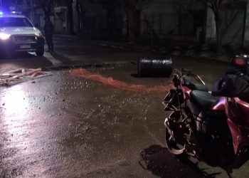 UN MOTOCICLISTA NO VIO LA ZANJA, CAYÓ AL SUELO Y SUFRIO LESIONES