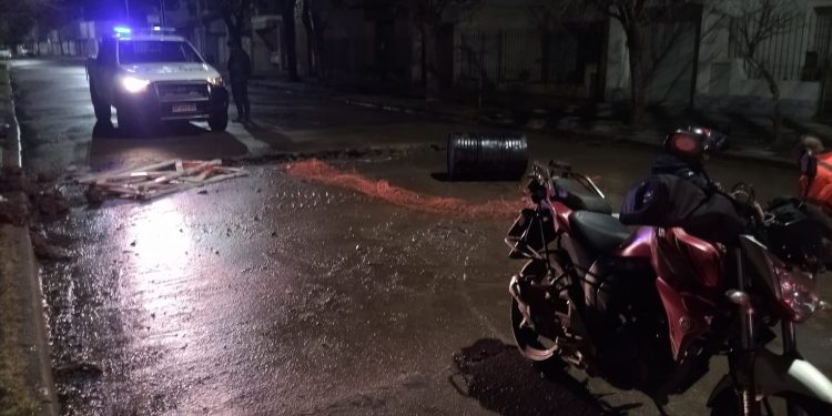 UN MOTOCICLISTA NO VIO LA ZANJA, CAYÓ AL SUELO Y SUFRIO LESIONES