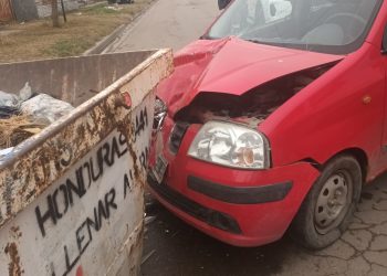 UNA MUJER FUE DERIVADA A UN HOSPITAL TRAS CHOCAR CONTRA UN CONTENEDOR