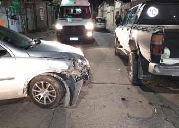 NO SUPO QUE LE PASÓ Y TERMINÓ IMPACTANDO A UNA CAMIONETA ESTACIONADA