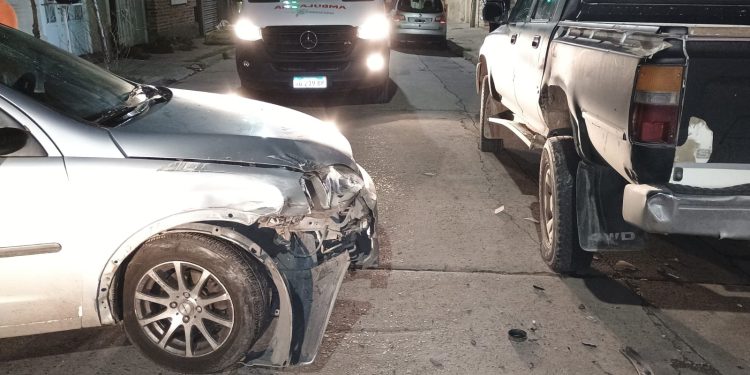 NO SUPO QUE LE PASÓ Y TERMINÓ IMPACTANDO A UNA CAMIONETA ESTACIONADA