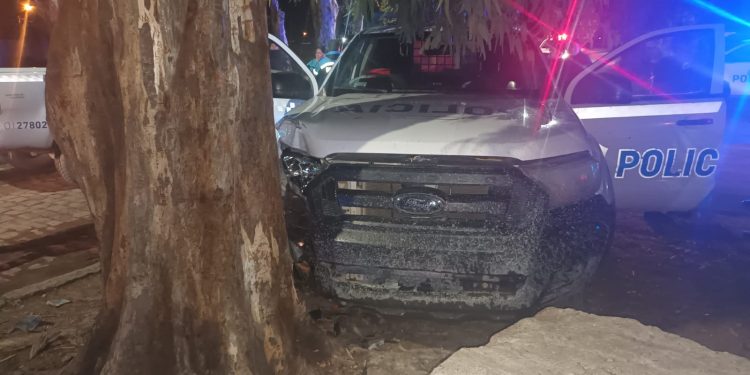 UN MÓVIL POLICIAL CHOCÓ CON UN AUTO Y TERMINÓ SOBRE UN ÁRBOL