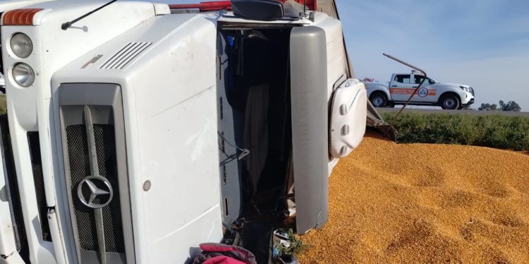 CUATRO HOSPITALIZADOS Y UN CAMION VOLCADO FUERON LOS ACCIDENTES QUE HUBO ESTE MIERCOLES