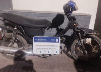 UNA MUJER QUEDÓ APREHENDIDA POR CIRCULAR EN UNA MOTO ROBADA