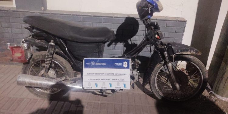 UNA MUJER QUEDÓ APREHENDIDA POR CIRCULAR EN UNA MOTO ROBADA