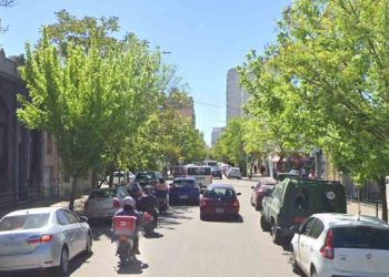 QUISO AGREDIR A LA POLICÍA E HIRIÓ A UNA MUJER QUE IBA A TRABAJAR