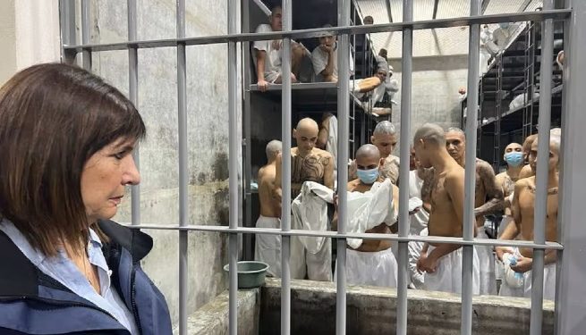 BULLRICH VISITÓ EL CENTRO DE CONFINAMIENTO DE TERRORISMO