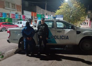 SE PUSO AGRESIVO PORQUE NO LLEGABA LA AMBULANCIA Y AGREDIÓ A LOS POLICÍAS