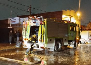 TRES AUTOS SE PRENDIERON FUEGO EN UN TALLER Y UNA PERSONA QUEDÓ APREHENDIDA