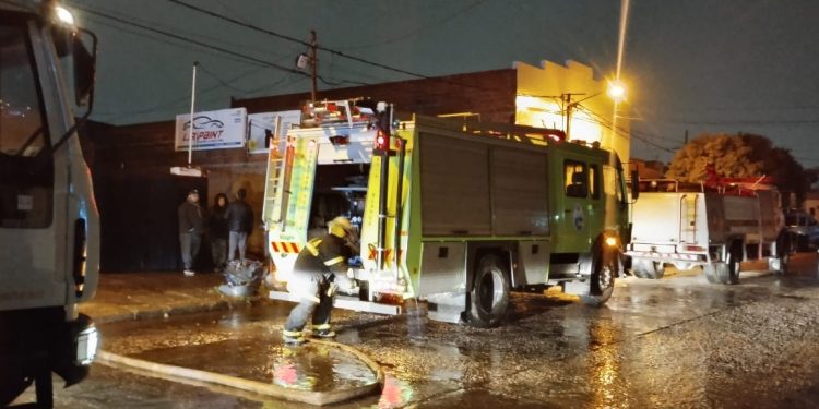 TRES AUTOS SE PRENDIERON FUEGO EN UN TALLER Y UNA PERSONA QUEDÓ APREHENDIDA