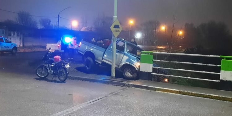 CONDUCÍA BORRACHO Y CASI TERMINA CAYENDO AL ARROYO NAPOSTA