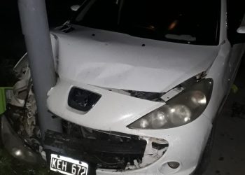 CHOCÓ CON UNA COLUMNA DE ALUMBRADO Y SALIÓ ILESA