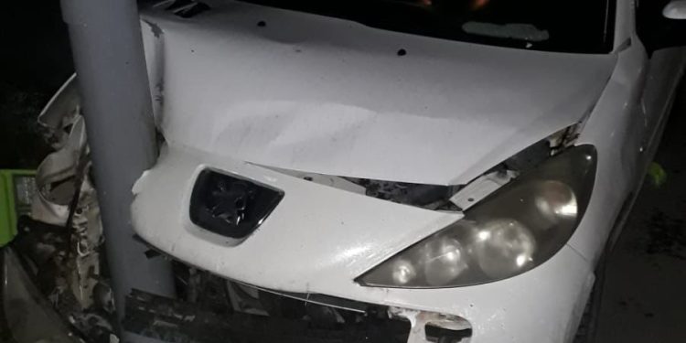 CHOCÓ CON UNA COLUMNA DE ALUMBRADO Y SALIÓ ILESA