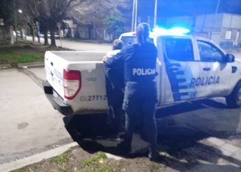 ROBÓ UN ESTÉREO DE UN AUTO Y LO VIERON POR LAS CÁMARAS DE SEGURIDAD