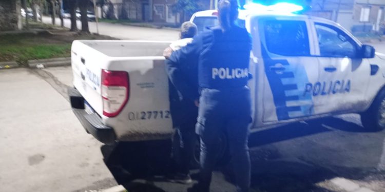 ROBÓ UN ESTÉREO DE UN AUTO Y LO VIERON POR LAS CÁMARAS DE SEGURIDAD