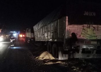 SE LE SALIÓ LA RUEDA DEL CAMIÓN E IMPACTÓ CONTRA DOS VEHÍCULOS