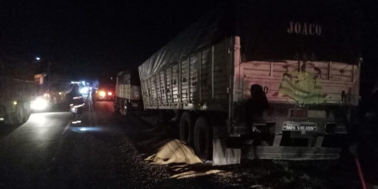 SE LE SALIÓ LA RUEDA DEL CAMIÓN E IMPACTÓ CONTRA DOS VEHÍCULOS