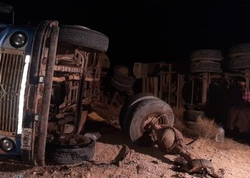 UN CAMIÓN VOLCÓ ANOCHE EN LA RUTA 33
