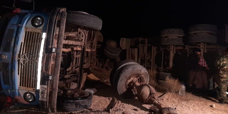 UN CAMIÓN VOLCÓ ANOCHE EN LA RUTA 33