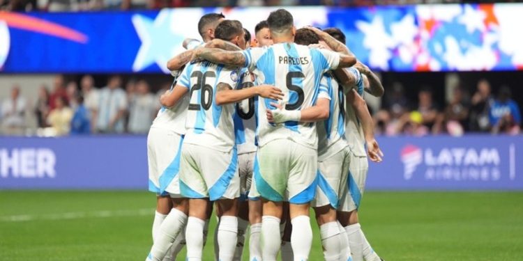 HORA, TV, Y FORMACIONES: ARGENTINA CIERRA EL GRUPO ANTE PERÚ, SIN MESSI Y CON LOS DOS BAHIENSES