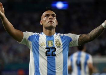 CON PEZZELLA TITULAR Y GOLES DE LAUTARO, ARGENTINA LE GANÓ A PERÚ Y SE QUEDÓ CON EL PRIMER PUESTO DEL GRUPO