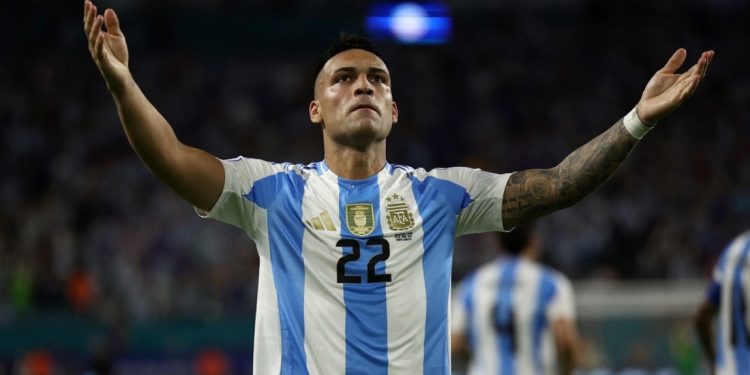 CON PEZZELLA TITULAR Y GOLES DE LAUTARO, ARGENTINA LE GANÓ A PERÚ Y SE QUEDÓ CON EL PRIMER PUESTO DEL GRUPO