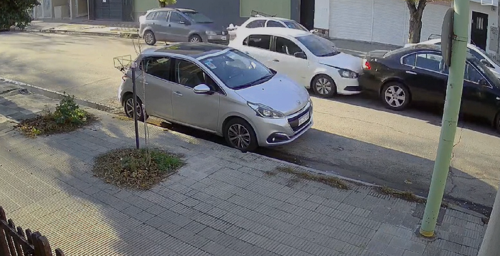 CHOCÓ CONTRA UN AUTO Y SE DIO A LA FUGA